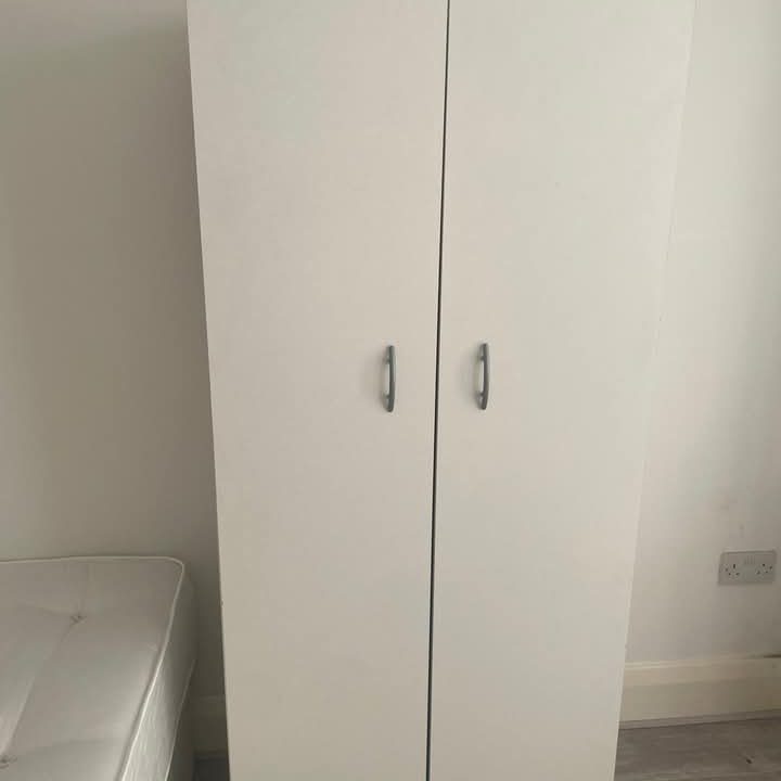 Hendale Avenue 5 Room next to stairs ground flor {Fadi}